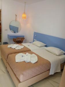 奈德里阿夫拉海滩酒店 的客房内的两张床和毛巾
