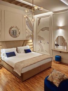佛罗伦萨Ricasoli Garden Relais的一间卧室配有一张大床和镜子