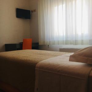 圣焦尔焦迪诺加罗Hotel Affittacamere alla Posta的酒店客房设有两张床和电视。