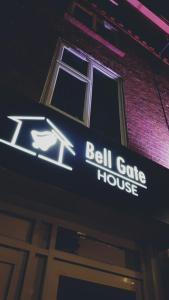 莱斯特Bell Gate House的建筑物一侧门铃门的标志