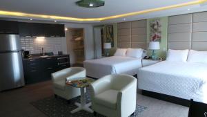 圣徒皮特海滩岛屋度假村汽车旅馆的酒店客房带两张床和厨房