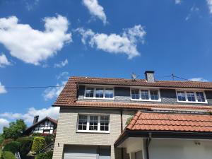 马里恩黑德Zwischen den Talsperren的一座红屋顶和蓝天的房子