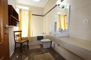 莫尼兹港Quinta do Serrado的一间带水槽、卫生间和镜子的浴室