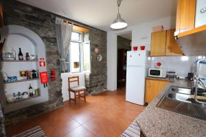 莫尼兹港Quinta do Serrado的厨房配有水槽和白色冰箱