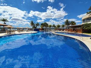 巴西利亚LAKE SIDE - VISTA DO LAGO By Rei dos Flats的度假村内的大型蓝色海水游泳池