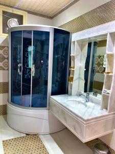 哈伊勒Olive Suites的一间带水槽和镜子的浴室