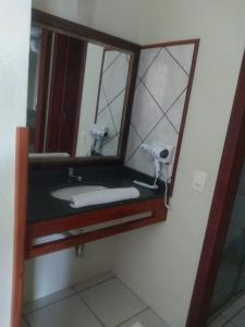 弗洛里亚诺波利斯阿尔沃雷多港旅馆的一间带镜子和水槽的浴室
