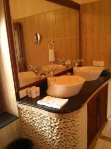 斋浦尔贾斯维拉斯酒店的浴室设有2个水槽和镜子