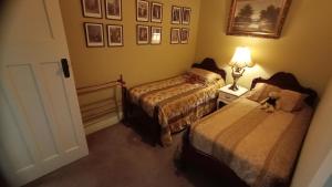 德洛兰Blakes Manor Self Contained Heritage Accommodation的一间卧室设有两张床,床上配有泰迪熊