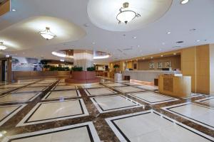 中坜中坜米堤大饭店的一间酒店带瓷砖地板的大堂