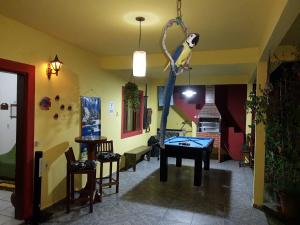 伊利亚贝拉Flat Filtro Dos Sonhos的客厅设有台球桌和乒乓球桌。