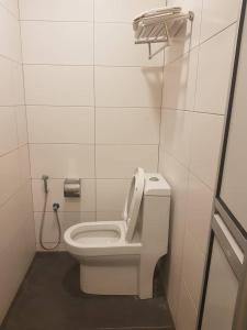 波德申我家民宿的浴室位于隔间内,设有白色卫生间。
