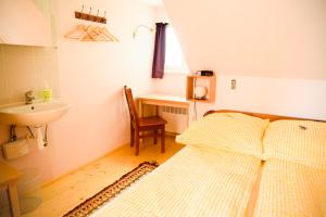 Tõlliste卡尔达塔鲁度假屋的一间卧室配有一张床、一个水槽和一张书桌