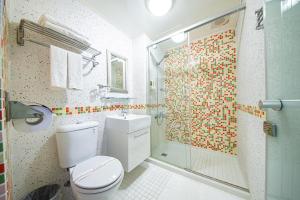 马公瑞欣大饭店的一间带卫生间和淋浴的浴室