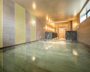 京都Rihga Gran Kyoto的游泳池,位于带游泳池的建筑内