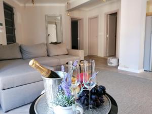 普罗夫迪夫Casa Lavenda的客厅配有带1瓶香槟的桌子