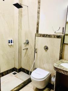 瓦拉纳西斯里象头神宫住宿加早餐旅馆的浴室配有卫生间、淋浴和盥洗盆。
