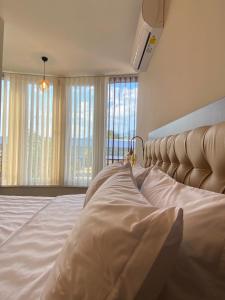 德巴尔Hotel Kolonja's的一间卧室设有一张大床和大窗户