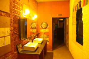 布什格尔Hide-In Pushkar的浴室设有2个水槽和镜子