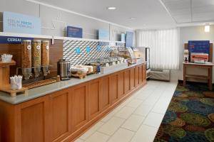 罗缪勒斯Holiday Inn Express Romulus / Detroit Airport, an IHG Hotel的一间餐厅,上面有食物柜台