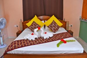 拉迪格岛我的天使旅馆的一间卧室配有一张带两个天鹅的床