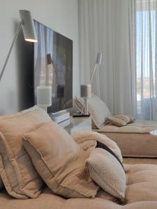 EsteponaMarbella GOLF & SEA LODGE的一间卧室设有两张床和一张带台灯的桌子。