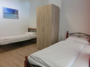 汉堡Pension Stadtpark的一间卧室配有一张床和一个木制橱柜