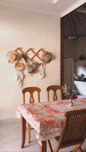 日惹Villa Pondok Joglo的餐桌、桌椅和厨房