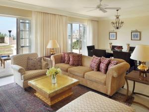 亚喀巴亚喀巴莫温匹克度假公寓的客厅配有沙发和桌子