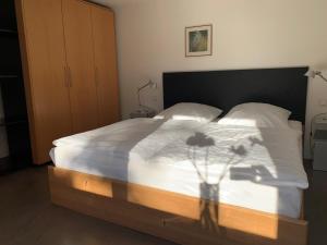 雷根斯堡F80-Die FEINE Ferienwohnung的一间卧室配有一张铺有白色床单和鲜花的床。