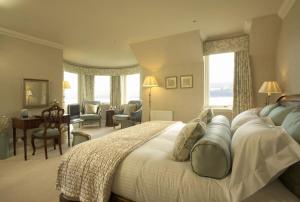 德拉姆纳德罗希特尼斯湖别墅度假酒店的一间带大床的卧室和一间客厅