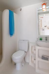 哈尔基岛Atlantis Houses的白色的浴室设有卫生间和水槽。