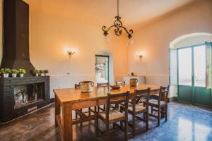 基亚拉蒙泰-古尔菲Casale 1818 Resort的一间带桌椅和壁炉的用餐室