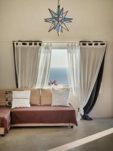ScauriDammuso sulla scogliera - Pantelleria的一间卧室设有一张床和一个海景窗户
