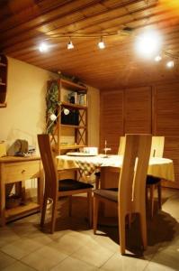 博伦多夫Ferienwohnung Haus Bonny, Bollendorf的用餐室配有桌子、两把椅子、桌子和椅子