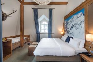 巴德加斯坦艾登洛克酒店的一间卧室设有一张大床和一个窗户。