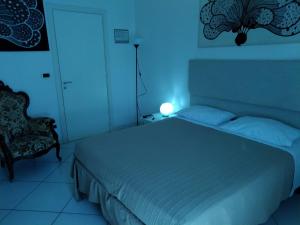 马利耶B&B Salento il VianDante的一间卧室配有一张床和蓝色的灯光