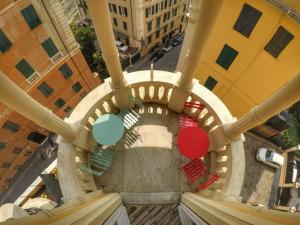 热那亚Victoria House Hostel的大楼内螺旋楼梯的顶部景色