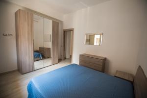 科米索CASA STELLA的一间卧室配有蓝色的床和镜子