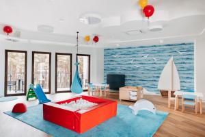 库瑞尼卡慕斯卡Morski Widok的客厅配有红色沙发和蓝色地毯。