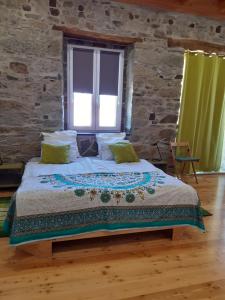 塞尔唐Quinta Quatro Ventos的一间卧室设有一张大床和窗户