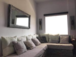 普拉提伊亚洛斯西弗诺斯佩利沃里公寓的客厅配有带镜子的沙发