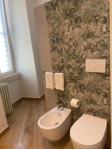 焦维纳佐Porto di mare b&b的一间带卫生间和水槽的浴室