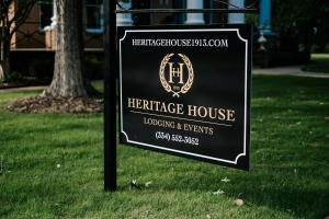 Heritage House Bed & Breakfast - Boutique Adults-Only Inn的证书、奖牌、标识或其他文件