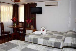 福尔图纳阿雷纳尔乡村酒店的酒店客房带两张床和一条天鹅毛巾
