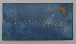 GialiskariIkaros Star Hotel的卡拉OK明星的蓝标