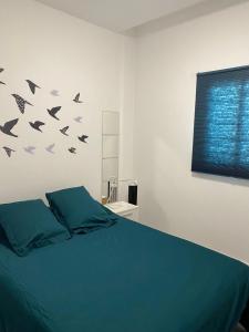 大塔拉哈尔Apartamentos Candelarita的卧室配有一张墙上鸟床