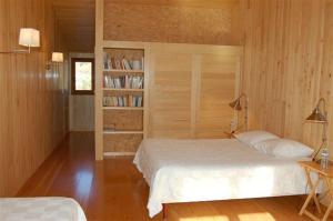 Plan dʼAups红色庄园旅馆的一间卧室设有两张床和书架