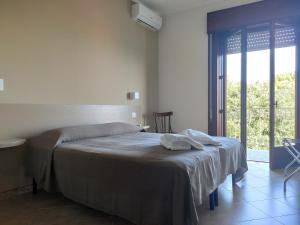 瓦尔德利切Il Ficodindia bianco-Appartamento con terrazza的一间卧室配有一张床,上面有两条毛巾