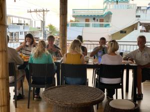 阿约拉港Hostal Costa del Pacifico的一群坐在餐厅桌子上的人